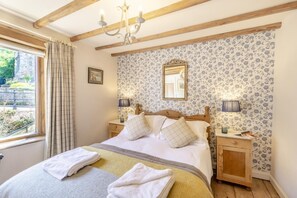 Iron/ironing board, travel cot, free WiFi, bed sheets - 2 Bed in Whitby (oc-w014) (Whitby)
