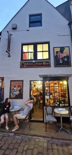 Outdoor dining - 2 Bed in Whitby (oc-w014) (Whitby)