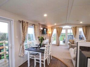 Living area - ROSEFINCH CABIN, family friendly, with hot tub in Scarborough (Scarborough)