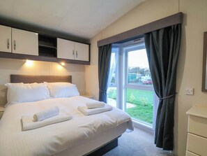 Room - ROSEFINCH CABIN, family friendly, with hot tub in Scarborough (Scarborough)