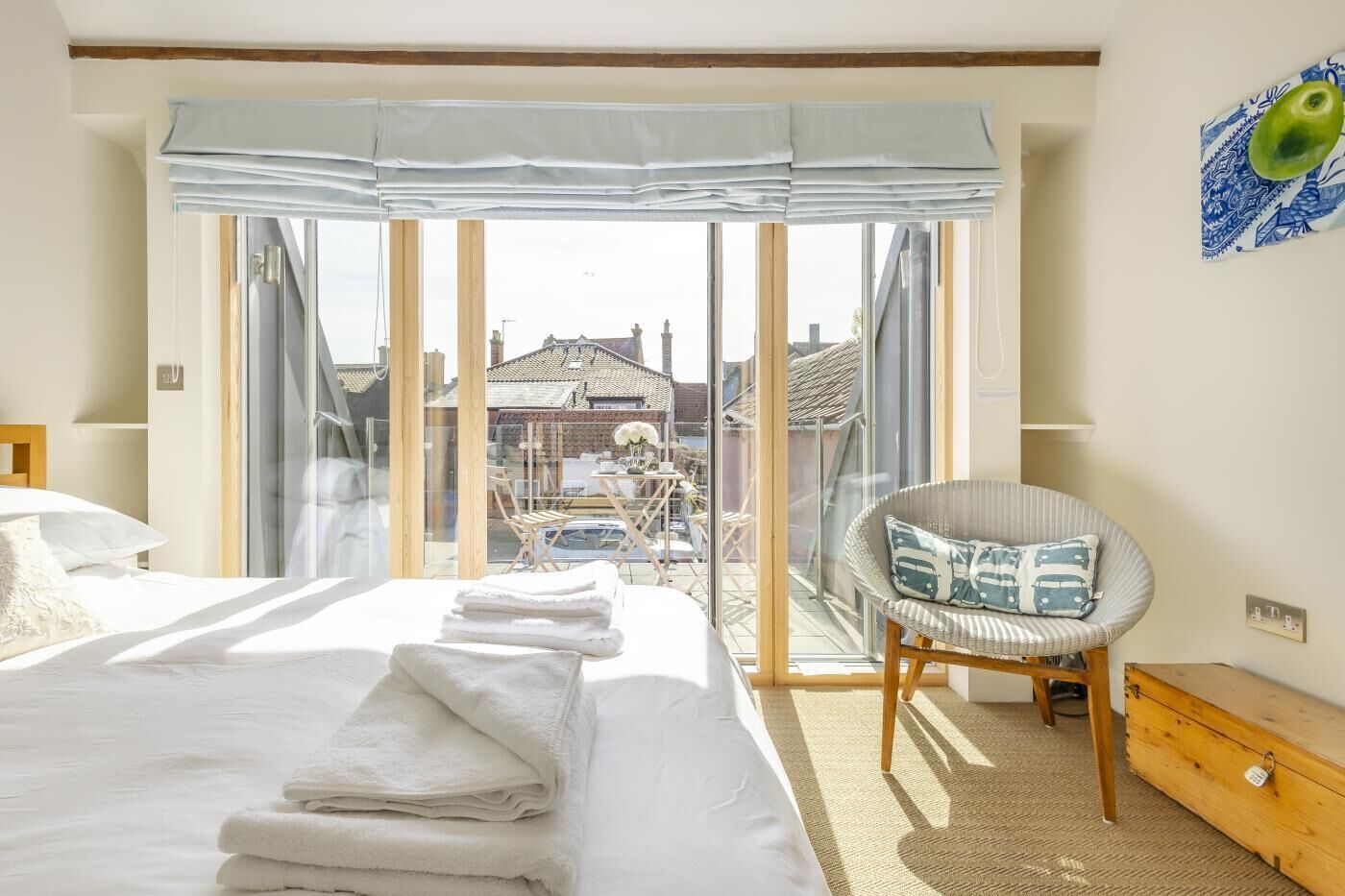 Tabla de planchar con plancha, wifi gratis y ropa de cama 