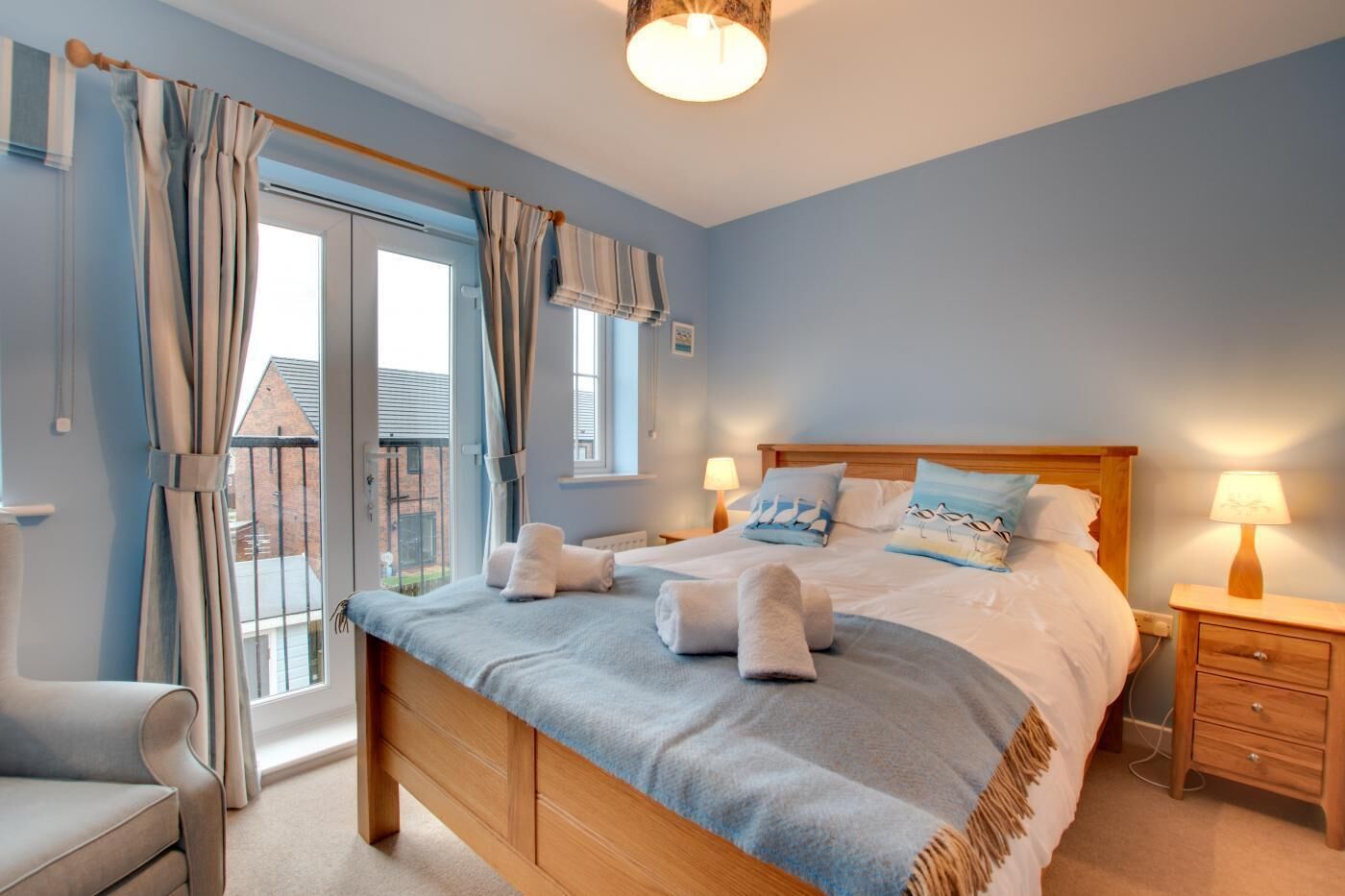 Tabla de planchar con plancha, wifi gratis y ropa de cama 