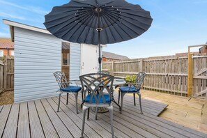 Outdoor dining - 2 Bed in Whitby (oc-w502) (Whitby)