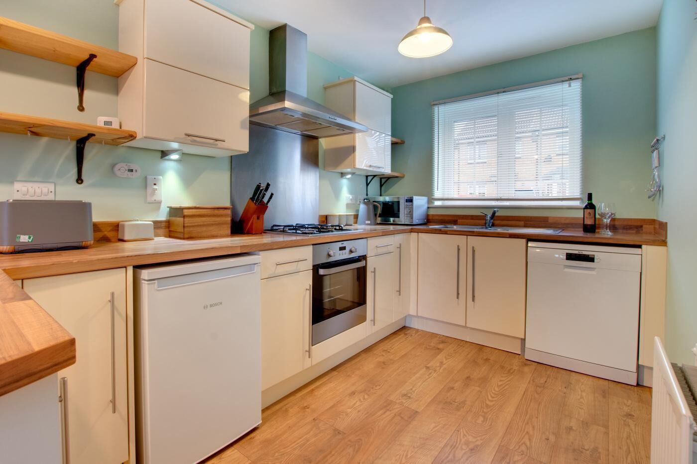 オーブン、食器洗い機、ハイチェア、調理器具と食器