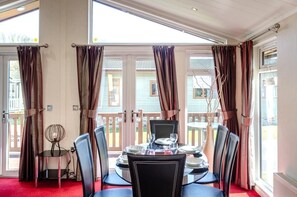 Dining - 2 Bed in Stepaside (oc-pw9184) (Stepaside)