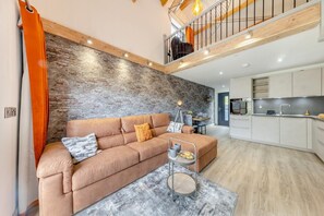 TV - 5 Bed in Berriew (oc-ta10) (Berriew)