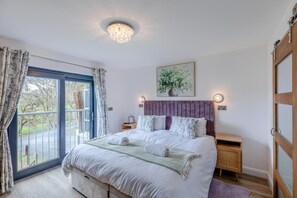 Iron/ironing board, free WiFi, bed sheets - 5 Bed in Berriew (oc-ta10) (Berriew)