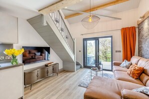 TV - 5 Bed in Berriew (oc-ta10) (Berriew)