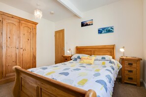 Iron/ironing board, bed sheets - 2 Bed in Whitby (oc-w966) (Whitby)