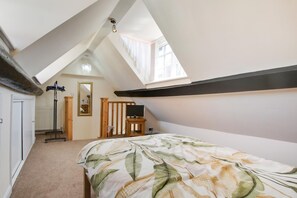 Iron/ironing board, bed sheets - 2 Bed in Whitby (oc-w966) (Whitby)