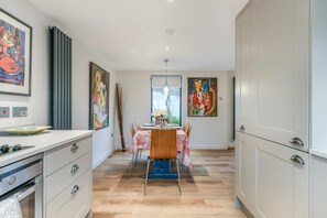 Microwave, oven, dishwasher, cookware/dishes/utensils