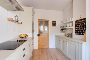 Microwave, oven, dishwasher, high chair - 2 Bed in Holt (oc-t24825) (High Kelling)