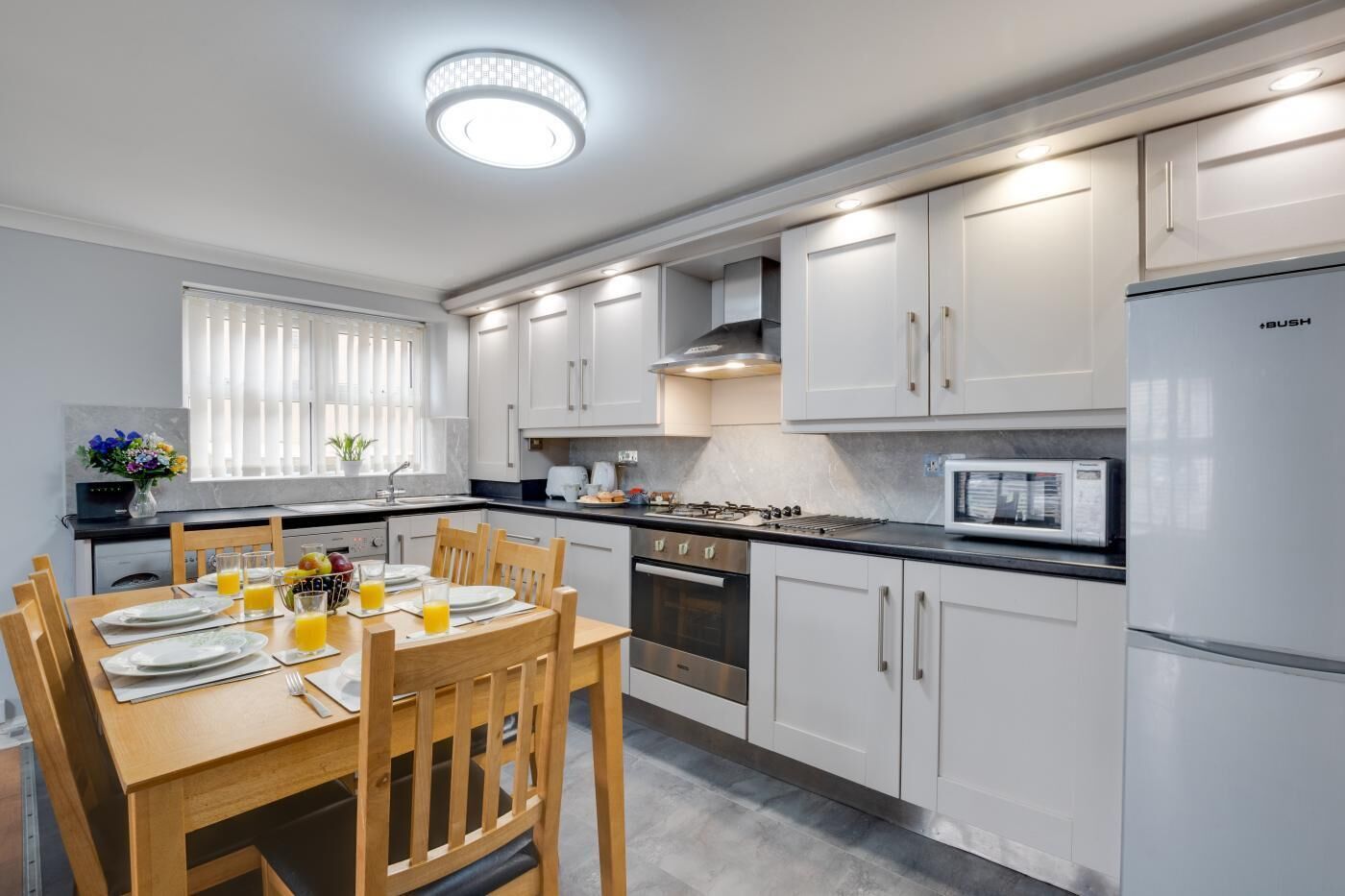 Mikrowelle, Ofen, Geschirrspüler, Hochstuhl