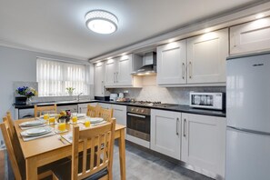 Microwave, oven, dishwasher, high chair - 3 Bed in Whitby (oc-w724) (Whitby)