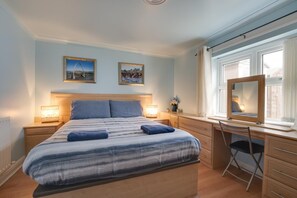 Iron/ironing board, travel cot, free WiFi, bed sheets - 3 Bed in Whitby (oc-w724) (Whitby)