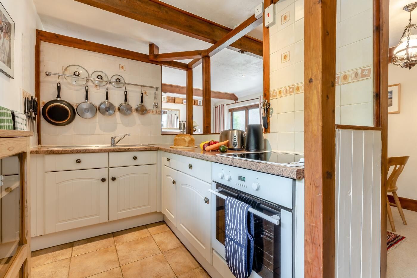 Microondas, horno y utensilios de cocina 