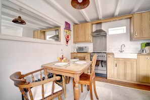 Microwave, oven, dishwasher, high chair - 2 Bed in Whitby (oc-w353a) (Whitby)