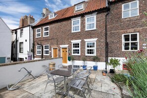 Outdoor dining - 2 Bed in Whitby (oc-w353a) (Whitby)
