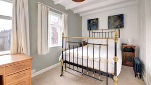 2 bedrooms, iron/ironing board, travel crib, WiFi (free) - 2 Bed in Whitby (oc-w353a) (Whitby)