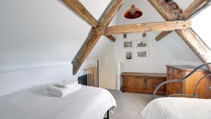 2 bedrooms, iron/ironing board, travel crib, WiFi (free) - 2 Bed in Whitby (oc-w353a) (Whitby)