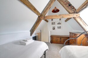 Iron/ironing board, travel cot, free WiFi, bed sheets - 2 Bed in Whitby (oc-w353a) (Whitby)
