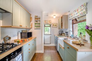 Mikrowelle, Ofen, Geschirrspüler, Hochstuhl