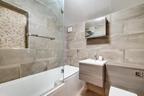 Hair dryer, towels - 3 Bed in Sandsend (oc-wa081) (Sandsend)