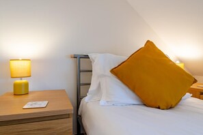 Iron/ironing board, bed sheets - 3 Bed in Sandsend (oc-wa081) (Sandsend)