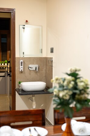 Shower, hair dryer, towels, soap - Urban Suites 3BHK bunglow in Centre of Jaipur (Jaipur)