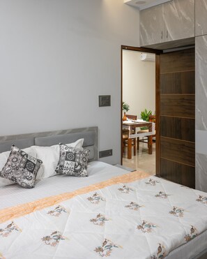 مكواة/لوح كي وخدمة الإنترنت وملاءات أسرّة