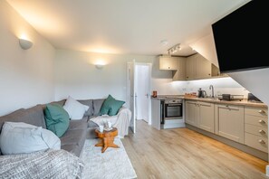 TV - 3 Bed in Corton (oc-s32347) (Corton)
