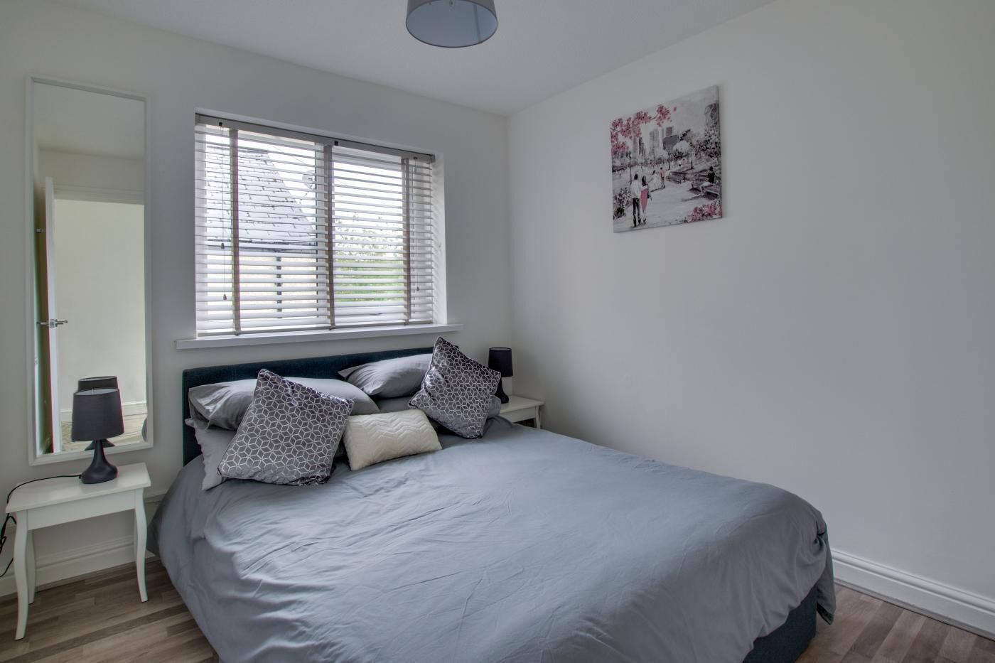 3 habitaciones, tabla de planchar con plancha y cuna de viaje 