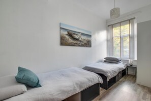 3 habitaciones, tabla de planchar con plancha y cuna de viaje 