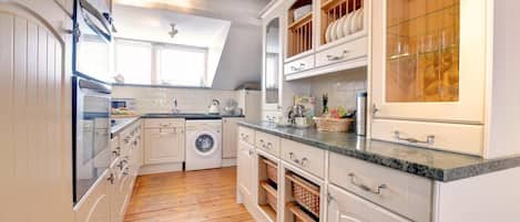 Micro-ondes, four, batterie de cuisine, vaisselle et ustensiles