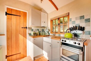 Oven, cookware/dishes/utensils - 1 Bed in Cove (oc-cloudm) (Cove)