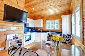 Microwave, oven, dishwasher, cookware/dishes/utensils - 1 Bed in Pickering (oc-y290) (Middleton)