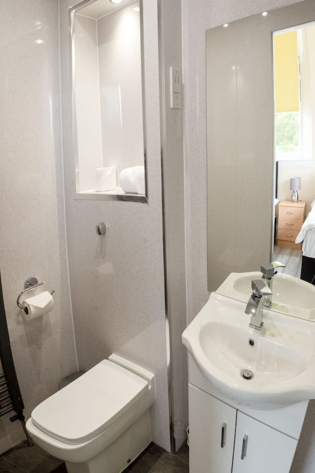 Un baño moderno con inodoro, bidé y lavamanos.