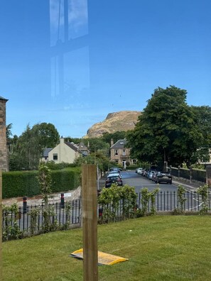 Property grounds - Large Flat in Edinburgh 4/2 with mountain view (Edinburgh)