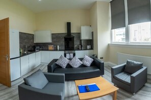 Smart TV - Large Flat in Edinburgh 4/2 with mountain view (Edinburgh)