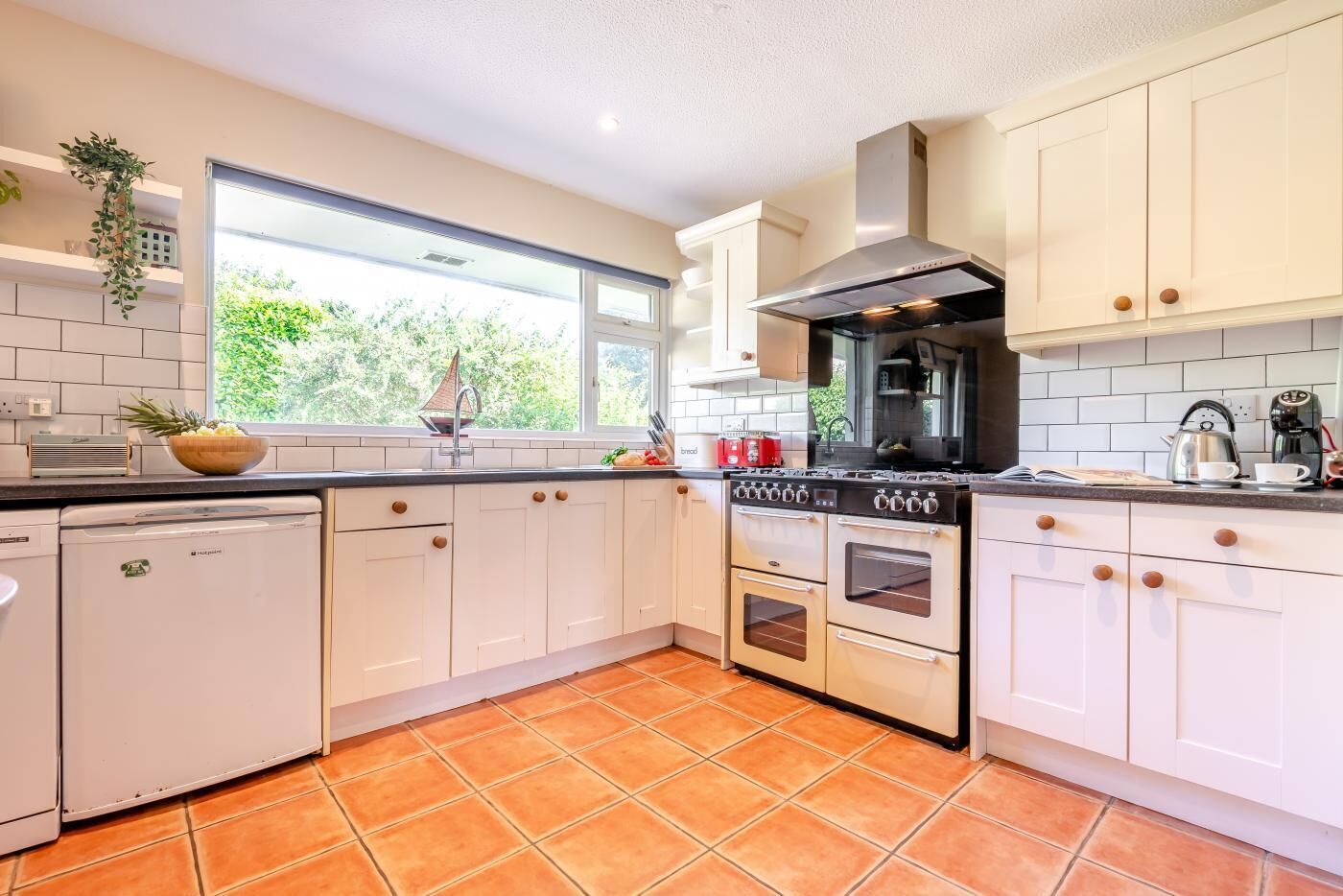 Microondas, horno, periquera y utensilios de cocina 