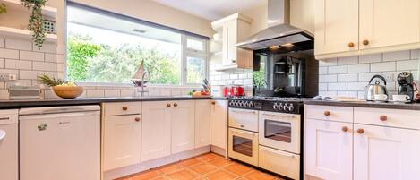 Mikrobølgeovn, ovn, højstol, køkkentøj/tallerkener/redskaber