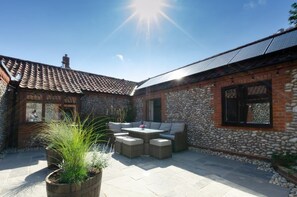 Outdoor dining - 5 Bed in Salthouse (oc-cubot) (Salthouse)