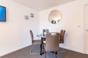 Dining - Apartment - Sleeps 2 - Parking - City Centre Close (Coventry)