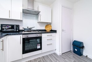 Fridge, microwave, oven, stovetop - Apartment - Sleeps 2 - Parking - City Centre Close (Coventry)