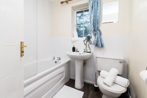 Deep-soaking bathtub, hair dryer, towels