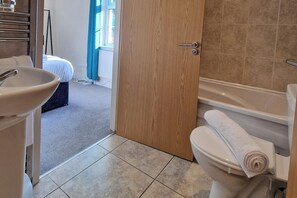 A bathroom with a sink, toilet, and bathtub. - Coventry Retreat - Modern 2 Bed Apartment (Coventry)