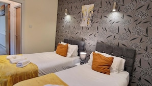 2 bedrooms, iron/ironing board, free WiFi, bed sheets - Coventry Retreat - Modern 2 Bed Apartment (Coventry)