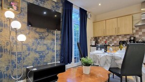 Fridge, microwave, oven, stovetop - Coventry Retreat - Modern 2 Bed Apartment (Coventry)