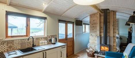 Réfrigérateur, micro-ondes, four