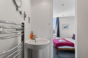 Iron/ironing board, travel cot, free WiFi, bed sheets - 2 Bed in Whitby (oc-w026) (Whitby)